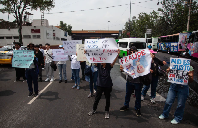 Aspirantes presentan examen de ingreso a la UNAM durante el proceso de admisión.