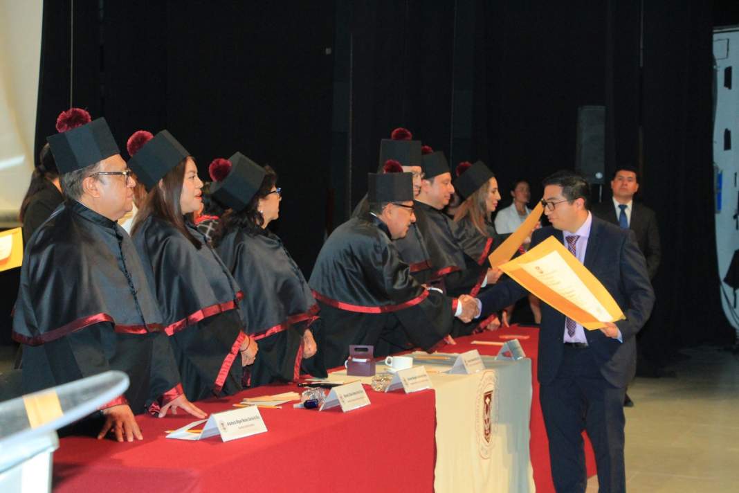 Entrega de títulos profesionales a egresados de la UATx en el Centro Cultural Universitario.