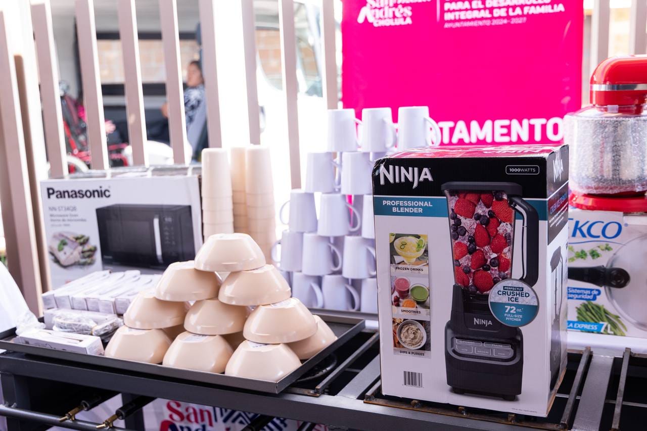 Entrega Lupita Cuautle nuevo equipamiento para desayunadores escolares