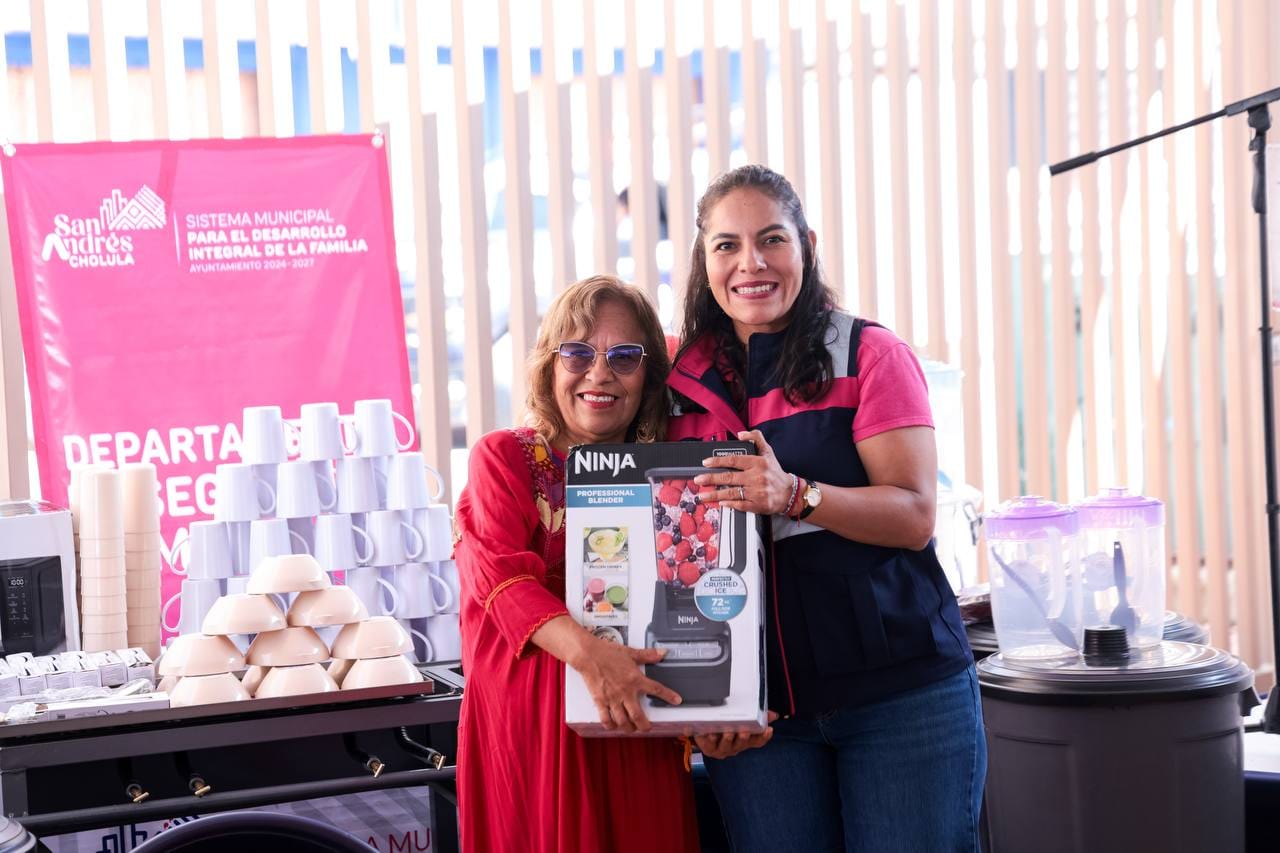 Entrega Lupita Cuautle nuevo equipamiento para desayunadores escolares