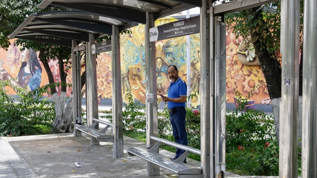 Cabildo de Puebla crea Comité que supervisará concesiones de paraderos publicitarios