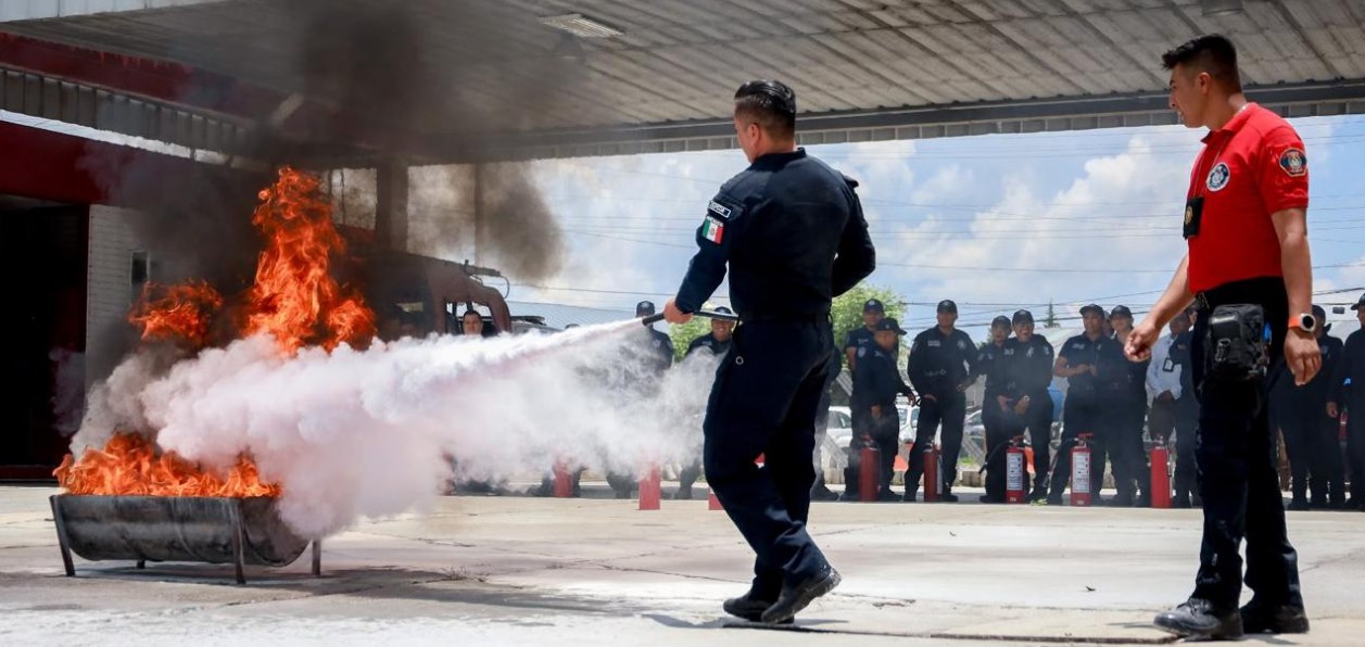Elementos de la Policía Auxiliar participan en una capacitación de atención a emergencias.