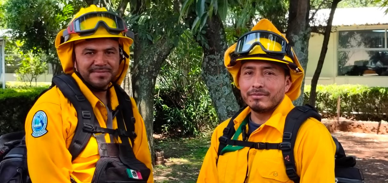 Brigadistas forestales de Puebla durante ceremonia antes de viajar a Canadá.