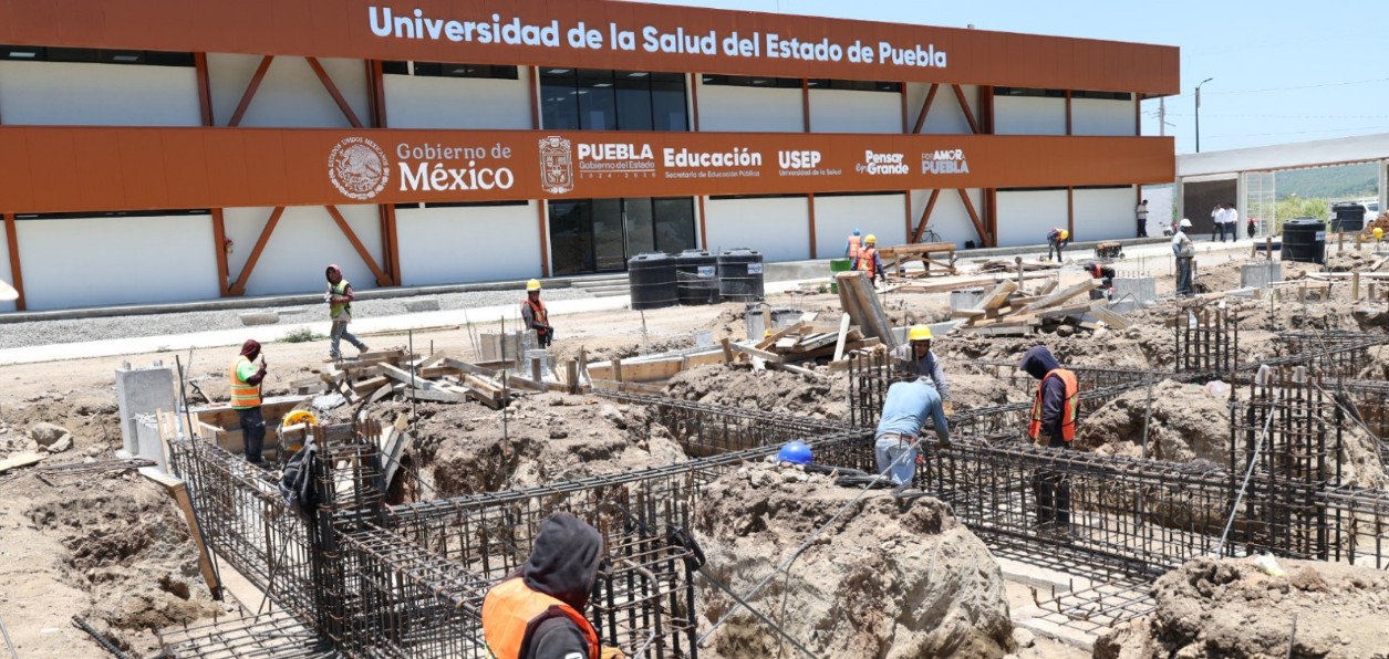 Autoridades supervisan las instalaciones de la Universidad de la Salud en Izúcar de Matamoros.