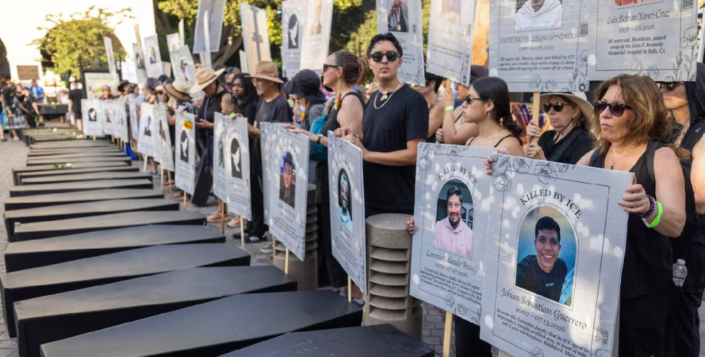 Familiares y activistas recuerdan a migrante mexicano fallecido bajo custodia de ICE.