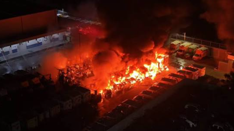 Camionetas de reparto dañadas tras incendio en centro de distribución de PepsiCo en Matamoros.