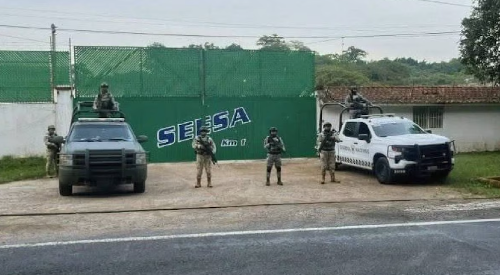 Autoridades resguardan inmueble con hidrocarburos ilegales en Veracruz