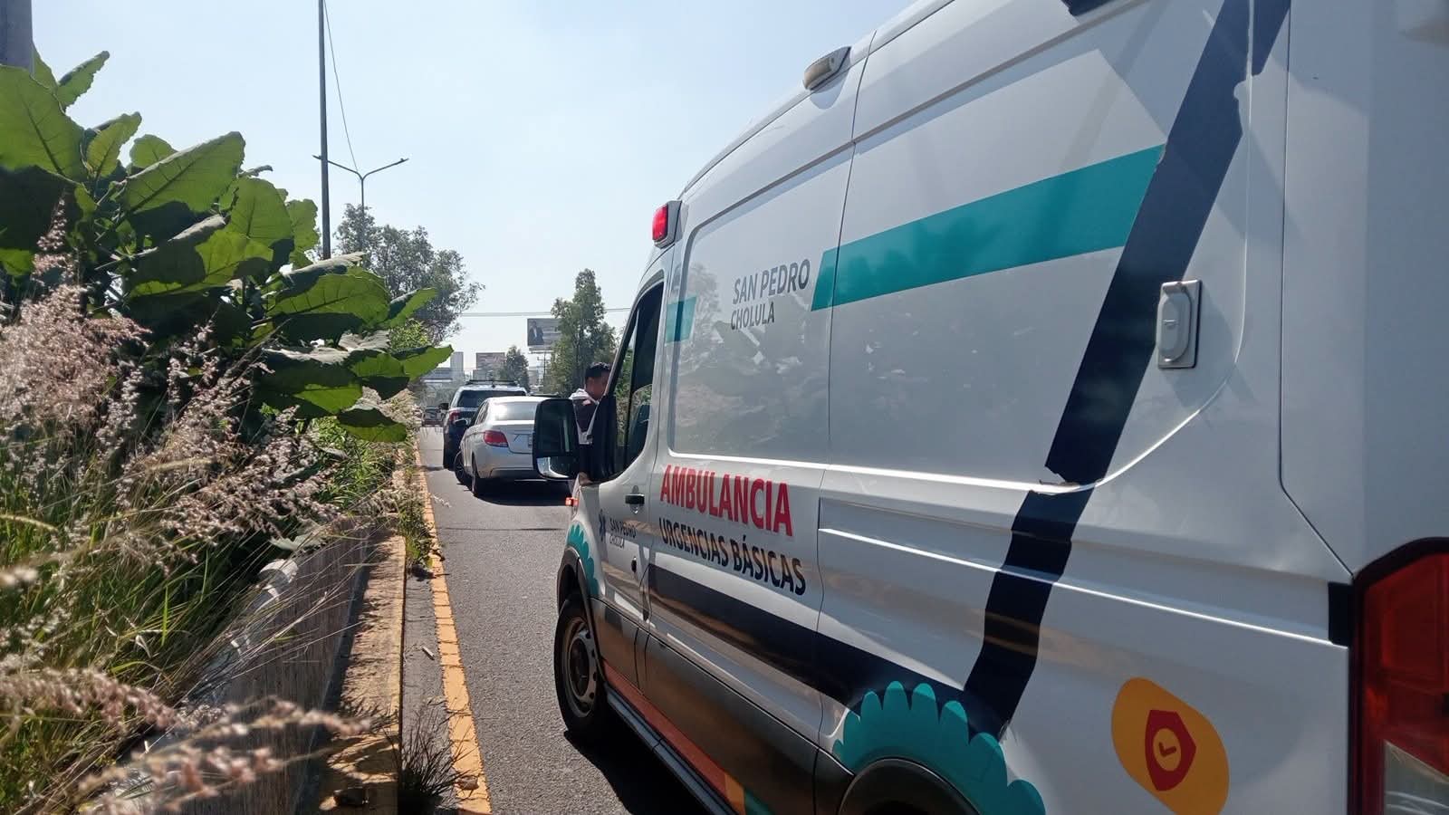 Paramédicos de PC San Andrés Cholula atienden a motociclista tras percance en la Recta a Cholula