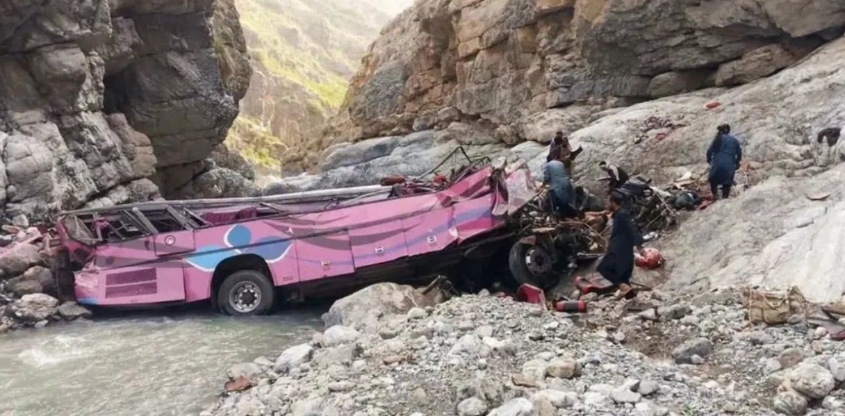 Autobús accidentado en una carretera montañosa de Pakistán.