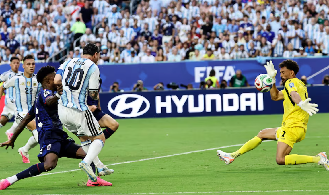 Jugadores de Argentina celebran el gol que aseguró el pase a octavos de final.