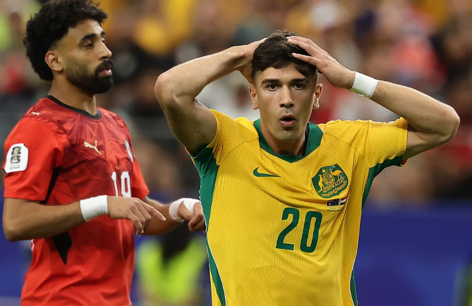 Selección de Egipto celebra su clasificación a octavos de final tras vencer a Australia en penales.