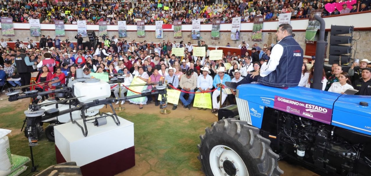 Alejandro Armenta entrega apoyos a productores en Zacapoaxtla.