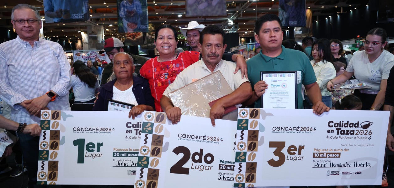 Productor de café poblano durante la subasta de cafés de especialidad.