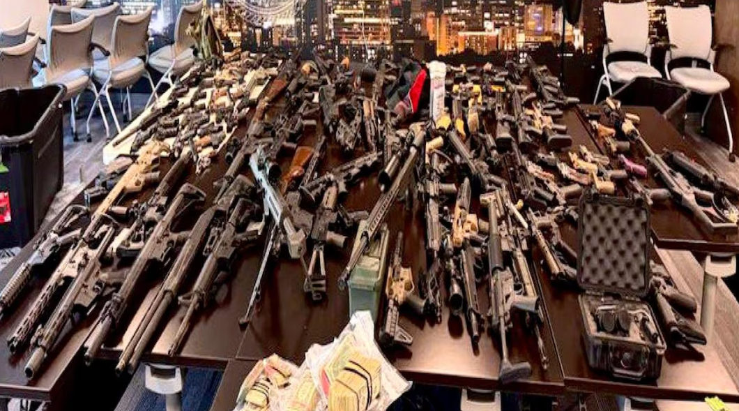 Armas de fuego aseguradas durante un operativo en Estados Unidos.