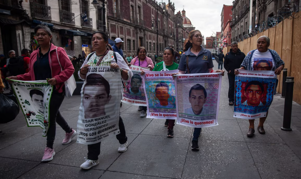 Familiares protestan por la detención de médicos relacionados con el caso Ayotzinapa.