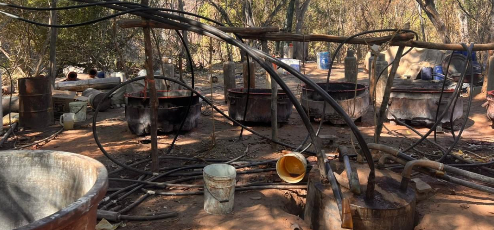 Militares resguardan un narcolaboratorio asegurado en la sierra de Durango.