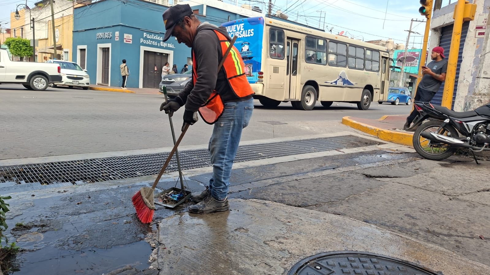 Servicio de Limpia fortalece acciones comunitarias con el programa “Barriendo tu Calle”