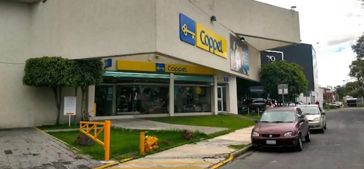 Patrullas afuera de una tienda Coppel tras un asalto.