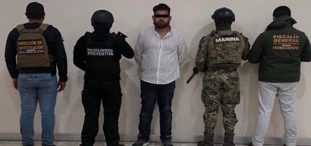 Elementos de seguridad durante un operativo de detención en Puebla.