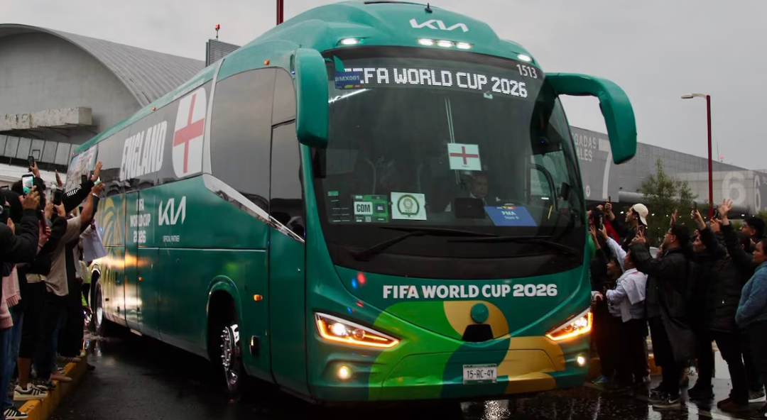 Selección de Inglaterra llega al aeropuerto de Toluca antes de enfrentar a México.