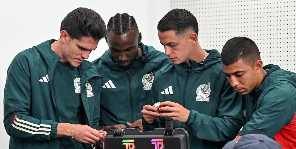 Jugadores de la Selección Mexicana durante una convivencia con SteveWillDoIt.