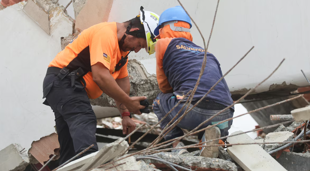 Rescatistas buscan al niño Fabio entre los escombros de un edificio en Venezuela.