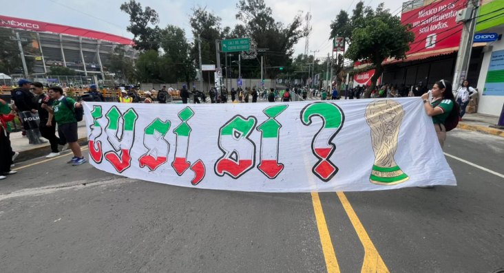 Aficionados de la Selección Mexicana celebrando en el Estadio Azteca durante el Mundial 2026