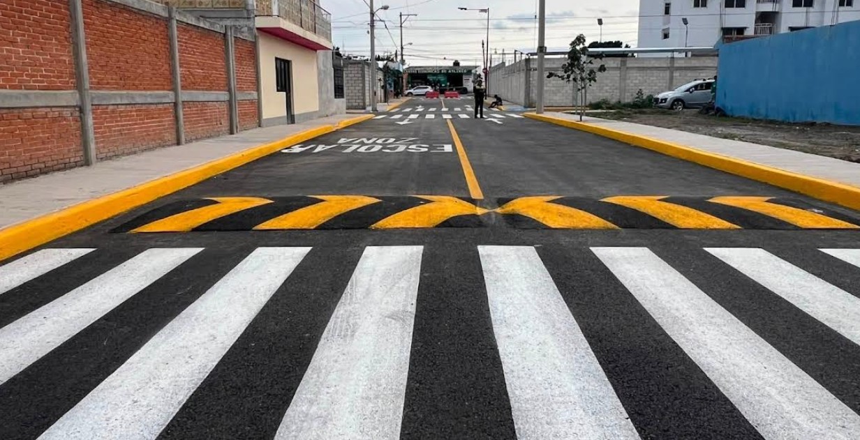 Ariadna Ayala durante la inauguración de una calle pavimentada en Atlixco.