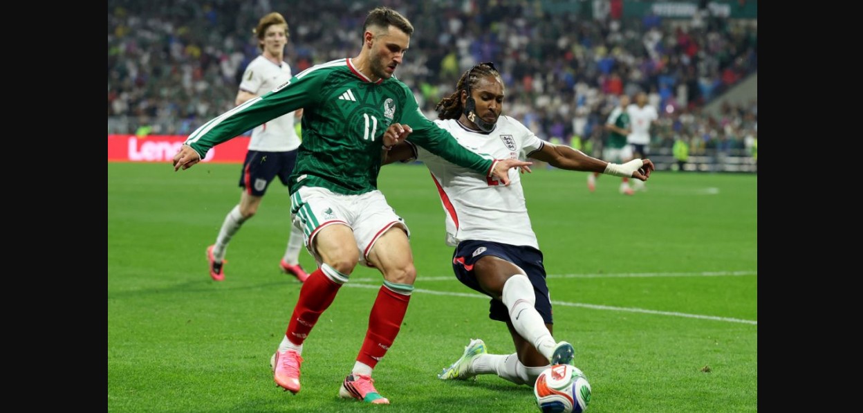 Santiago Giménez recibe atención médica durante el partido entre México e Inglaterra.