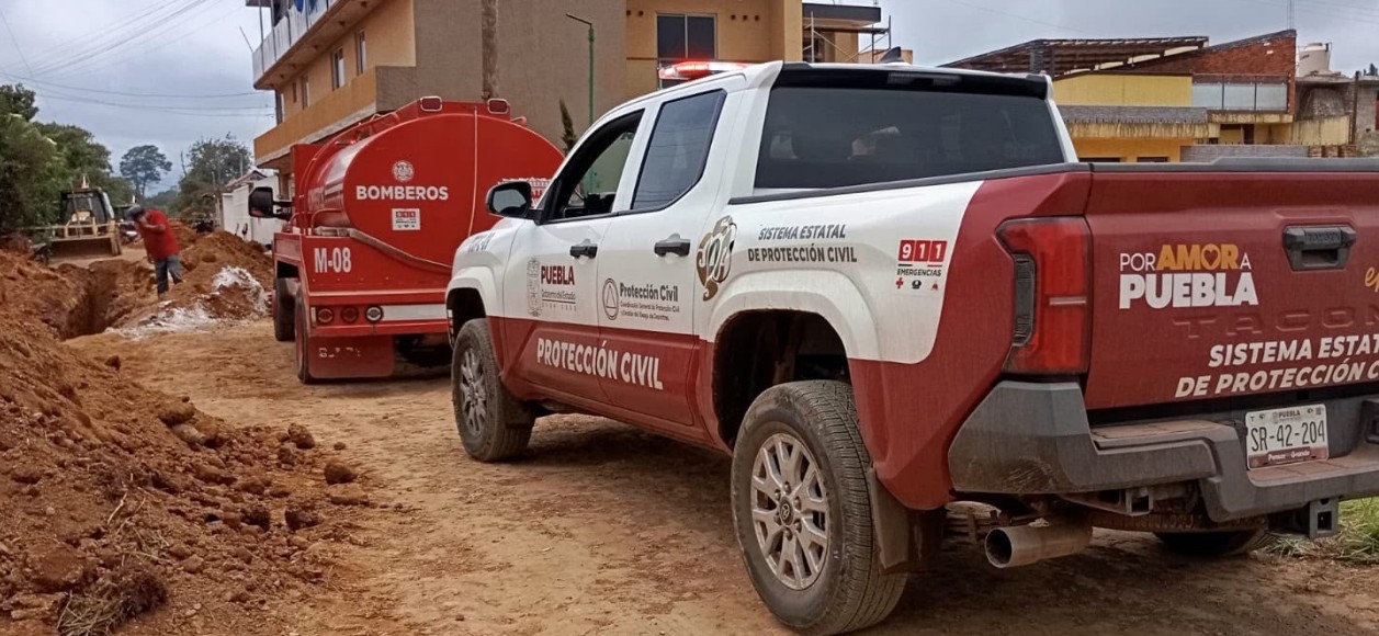 Rescatistas trabajan en la zona del derrumbe en Zacatlán.