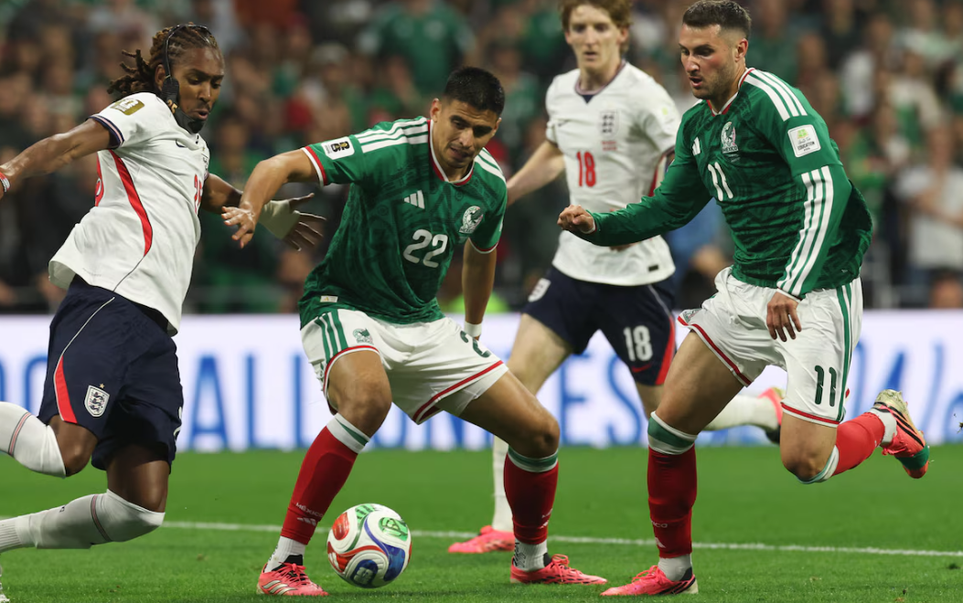 Jugadores de México durante el partido contra Inglaterra en el Mundial 2026.