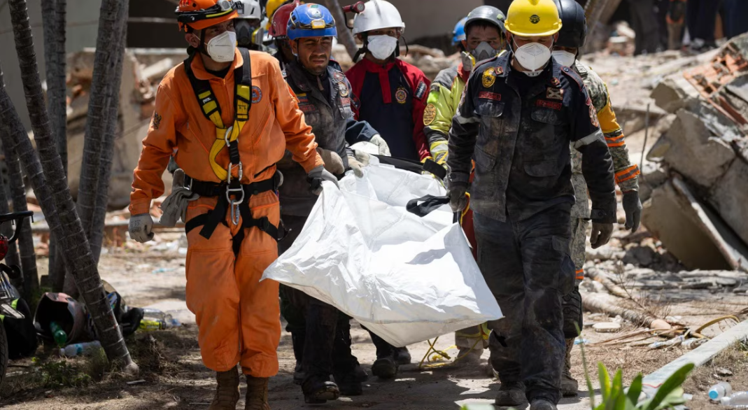Rescatistas trabajan entre los escombros tras los terremotos en Venezuela.