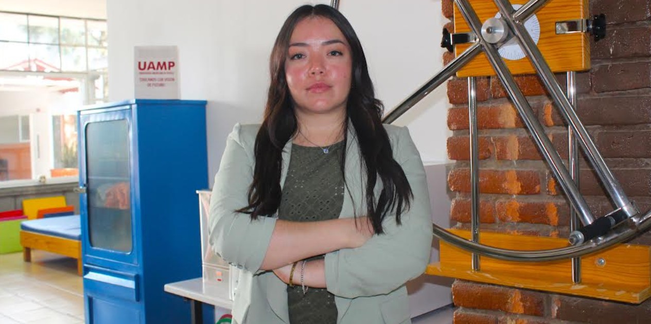 Especialista en fisioterapia explicando ejercicios de rehabilitación a paciente.