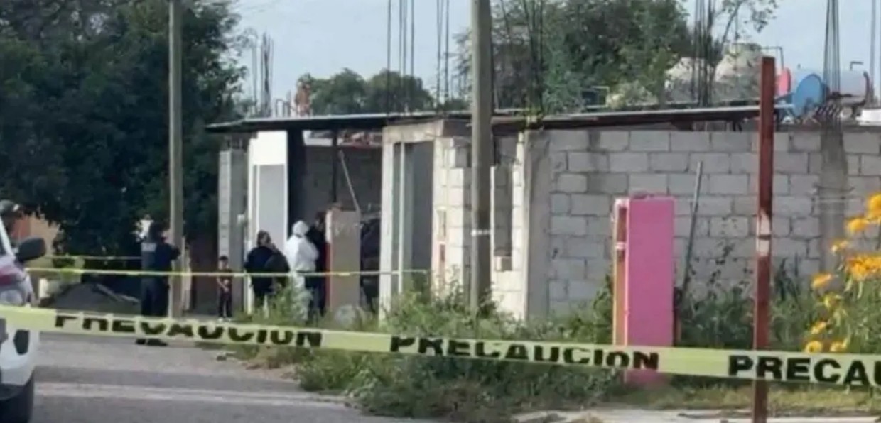 Patrullas resguardan una vivienda atacada a balazos en Tehuacán.