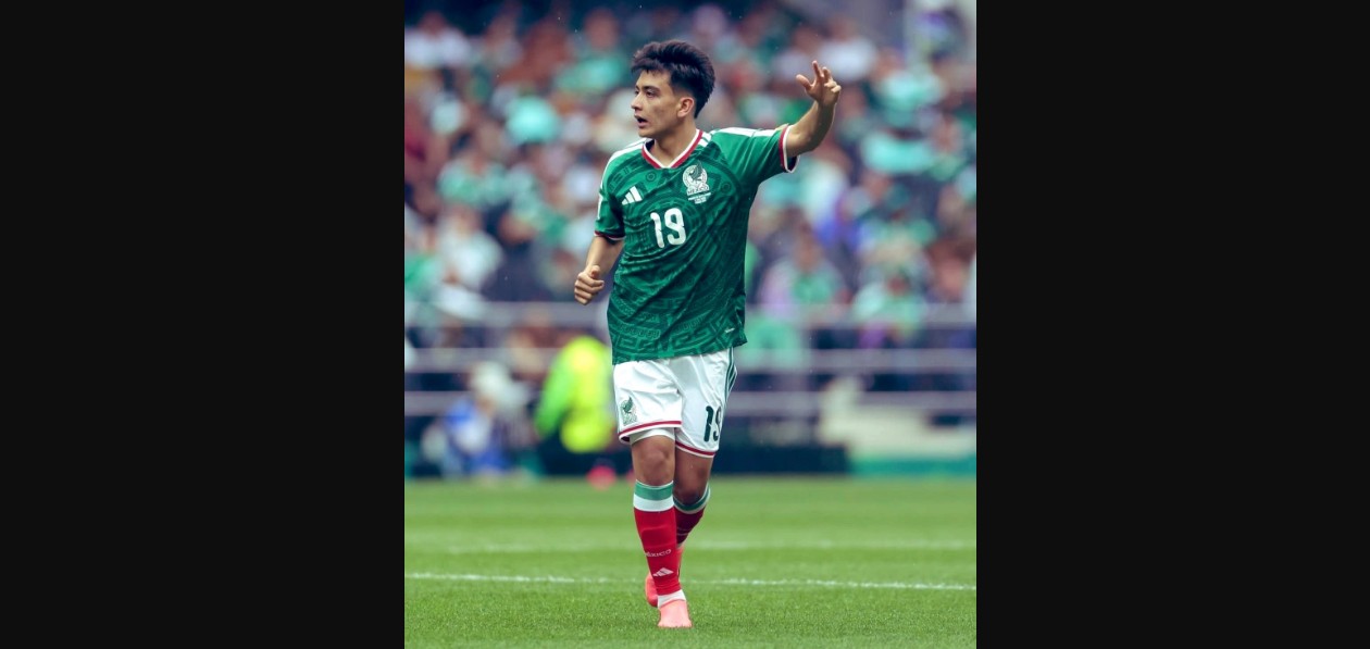 Gilberto Mora durante un partido con la Selección Mexicana.