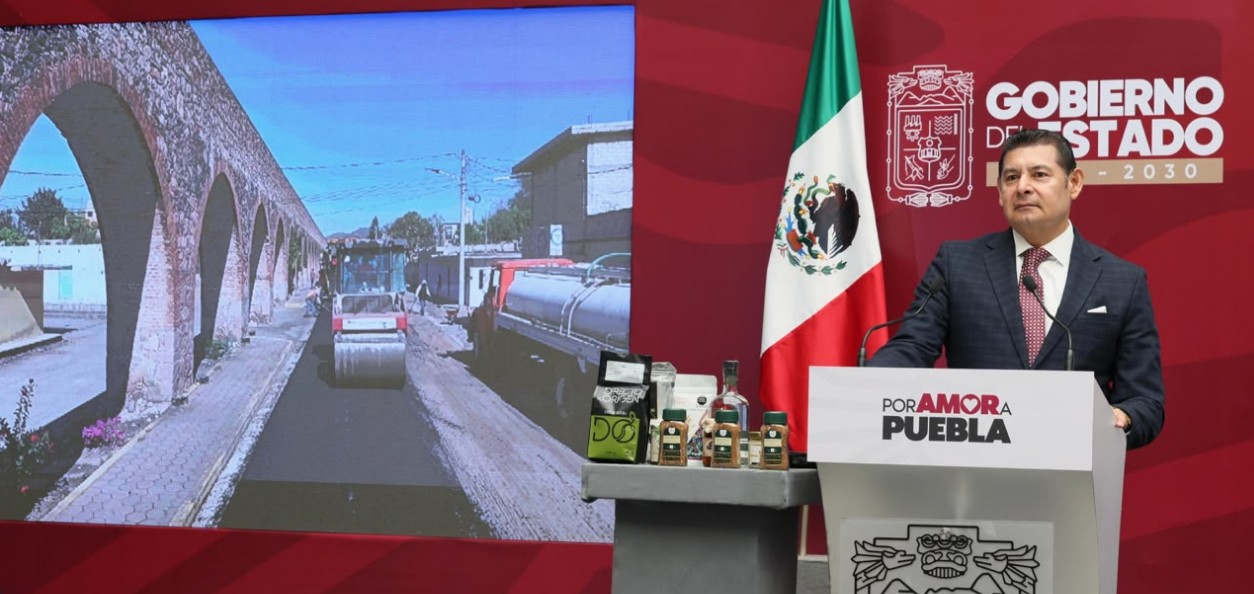 José Luis García Parra durante conferencia sobre reforma de desarrollo urbano en Puebla.
