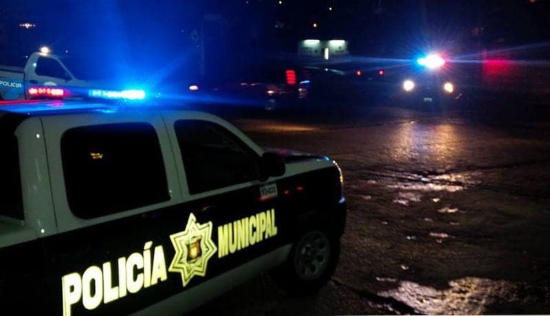 Peritos y policías resguardan la zona donde ocurrió el homicidio en Cuautilulco.