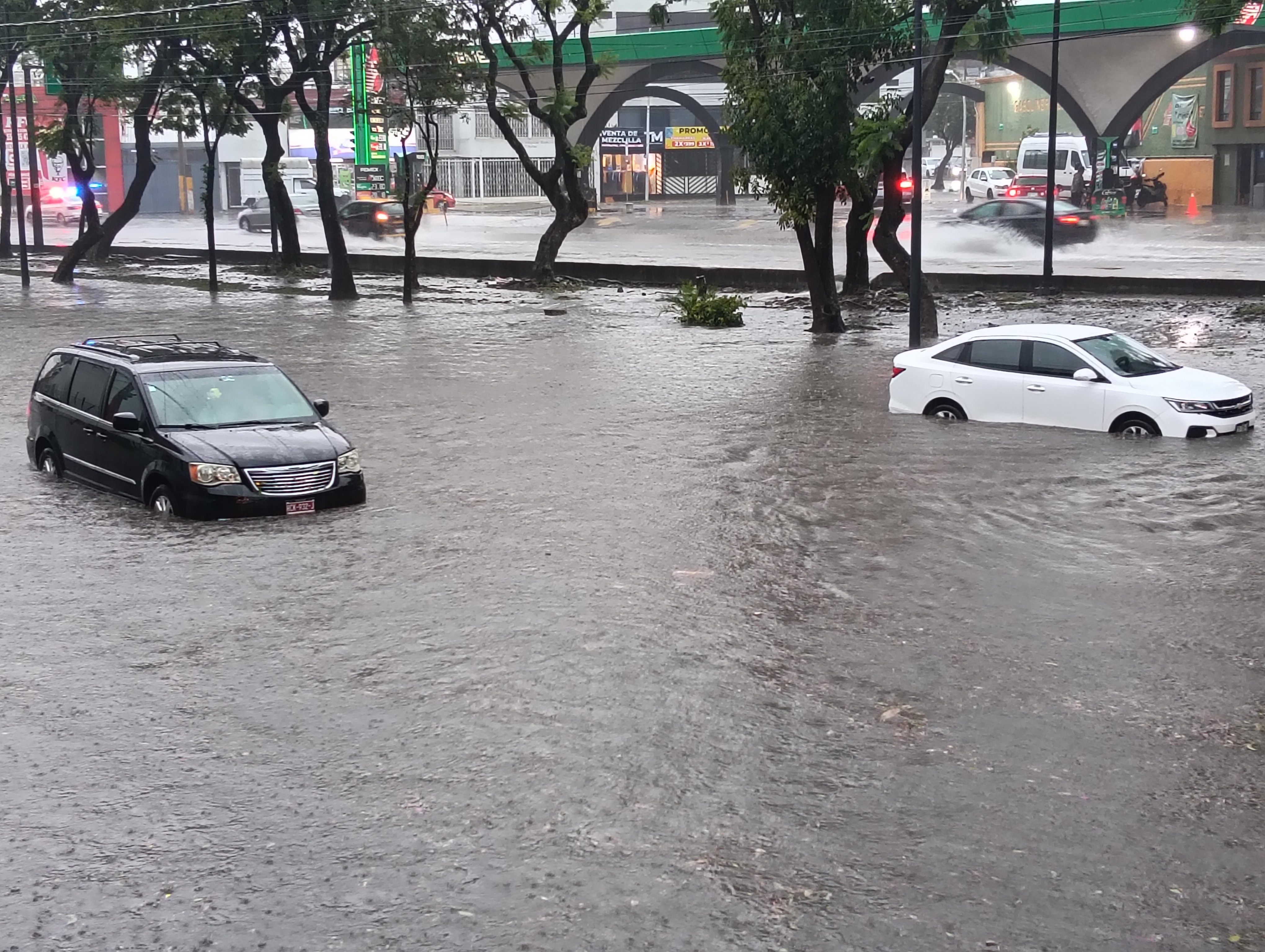 Fuertes lluvias provocan inundaciones y daños en vialidades de Puebla capital