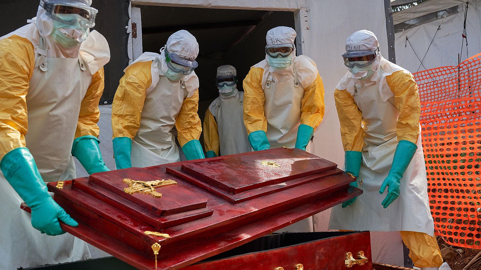 Personal médico atiende emergencia por brote de ébola en Congo