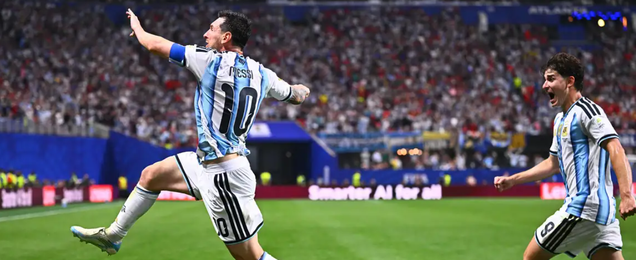 Lionel Messi celebra con sus compañeros tras la remontada de Argentina.
