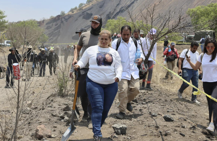 Ceci Flores durante una jornada de búsqueda con madres buscadoras.
