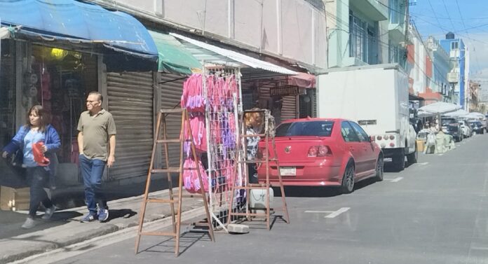 Movilidad de Puebla solicita retiro de ambulantes que ocupan cajones de estacionamiento rotativo