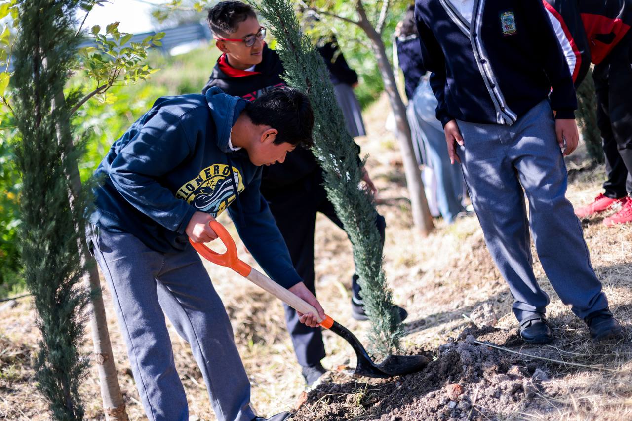 Realiza Lupita Cuautle jornada de reforestación en telesecundaria de la inspectoría Emiliano Zapata