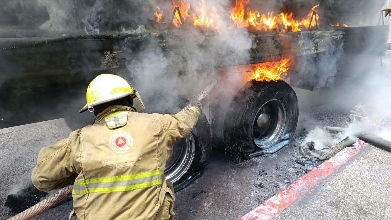 Incendio de pipa de agua en Periférico Ecológico deja daños materiales