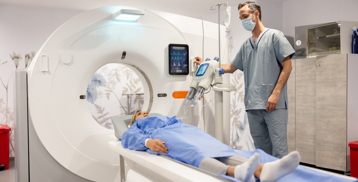 Médicos analizando información sobre cáncer