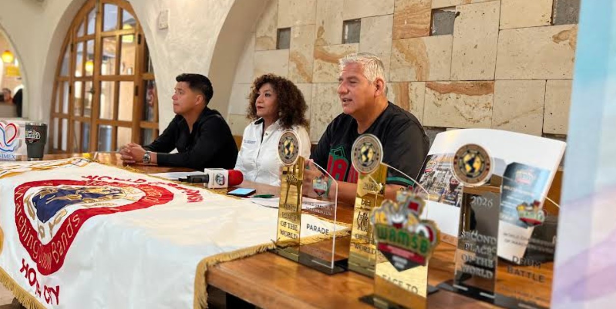 Integrantes de una banda de marcha durante una presentación.
