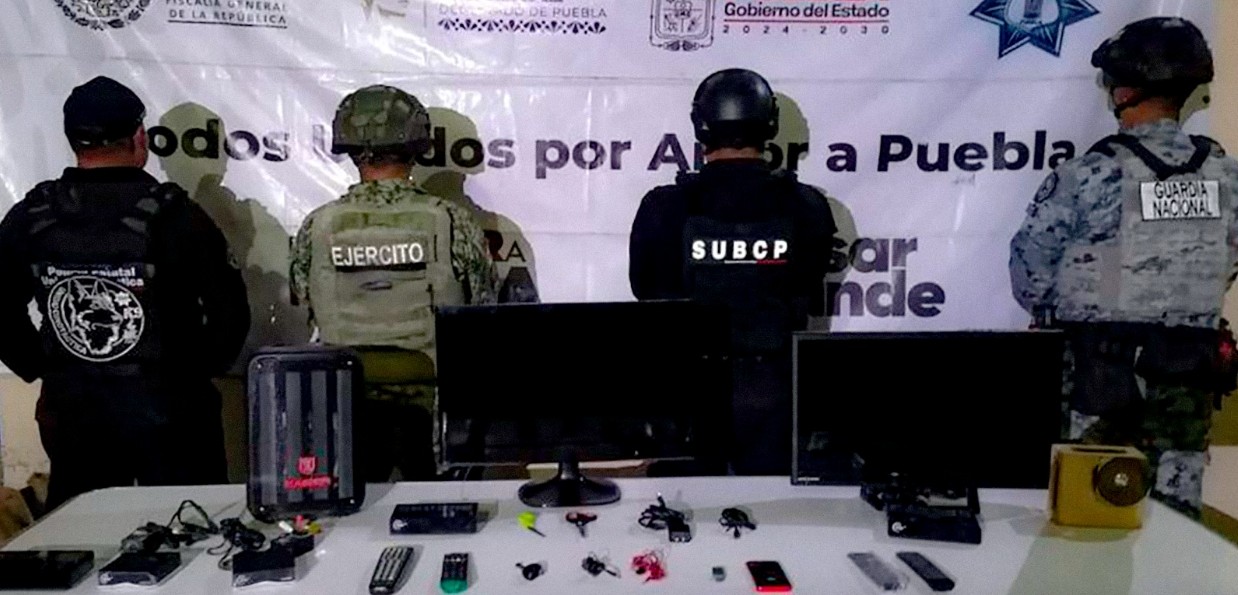 Elementos de seguridad realizan revisión en un penal de Puebla.
