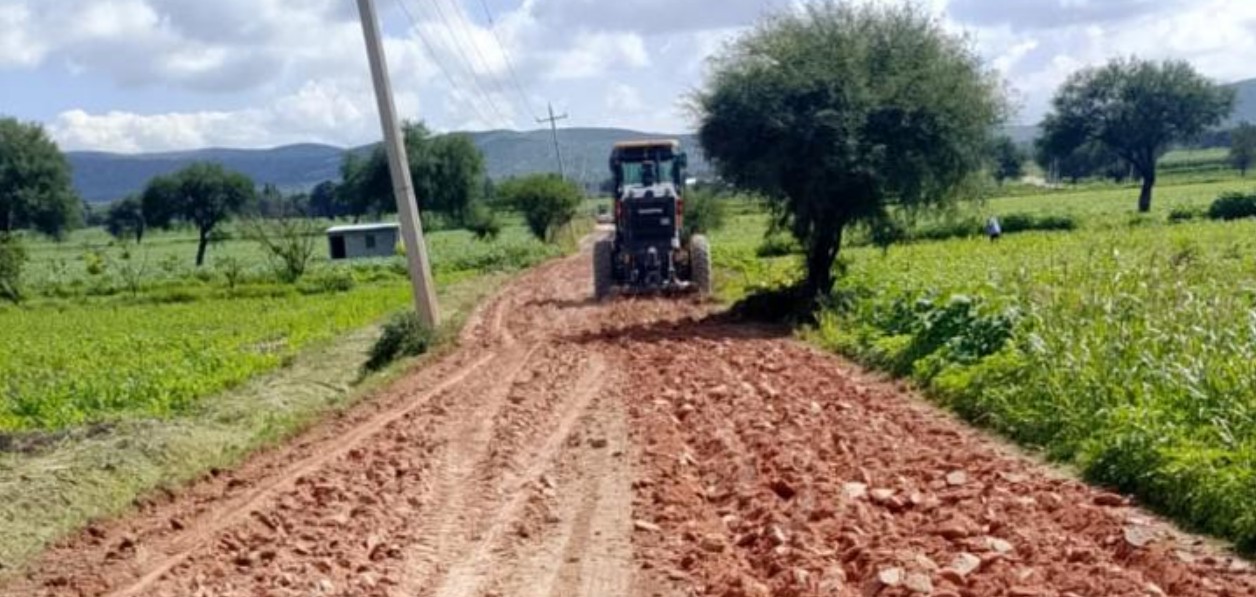 Maquinaria trabaja en la rehabilitación de un camino rural en Puebla.