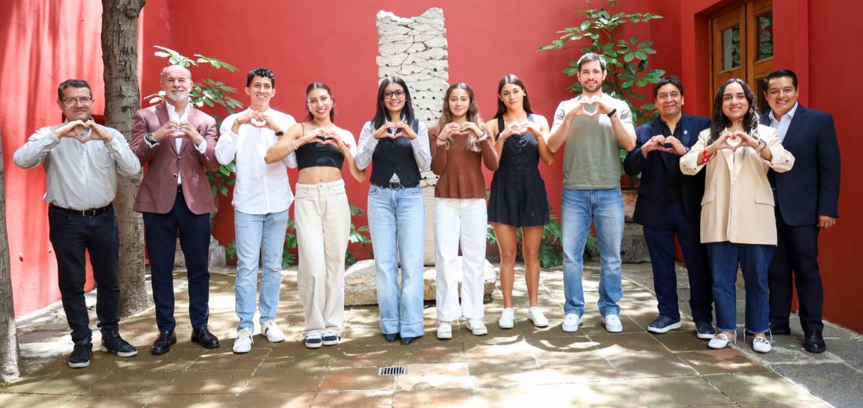 Atletas poblanos reciben apoyo del Gobierno del Estado antes de una competencia internacional.