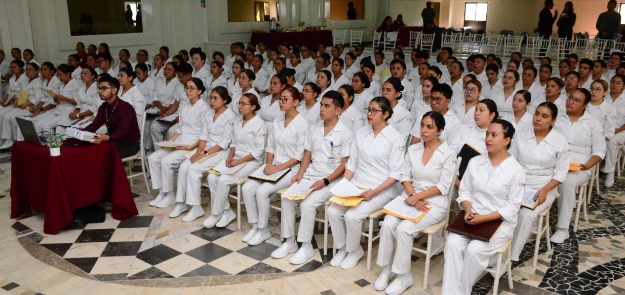 Estudiantes de Enfermería de la USEP durante asignación de plazas de servicio social.